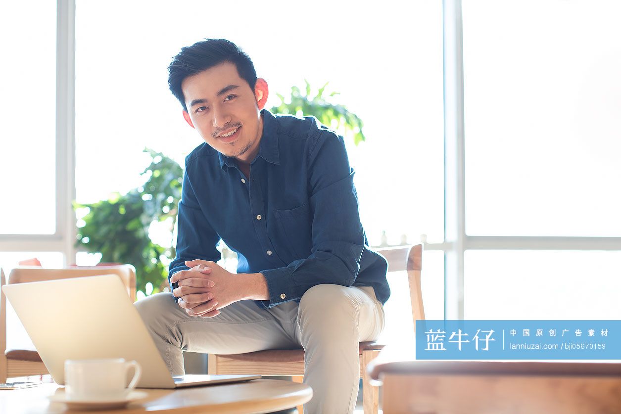 年轻男子使用笔记本电脑