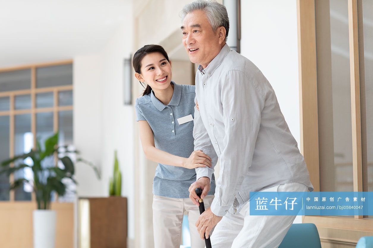 护工照顾老年男子-蓝牛仔影像-中国原创广告影像素材