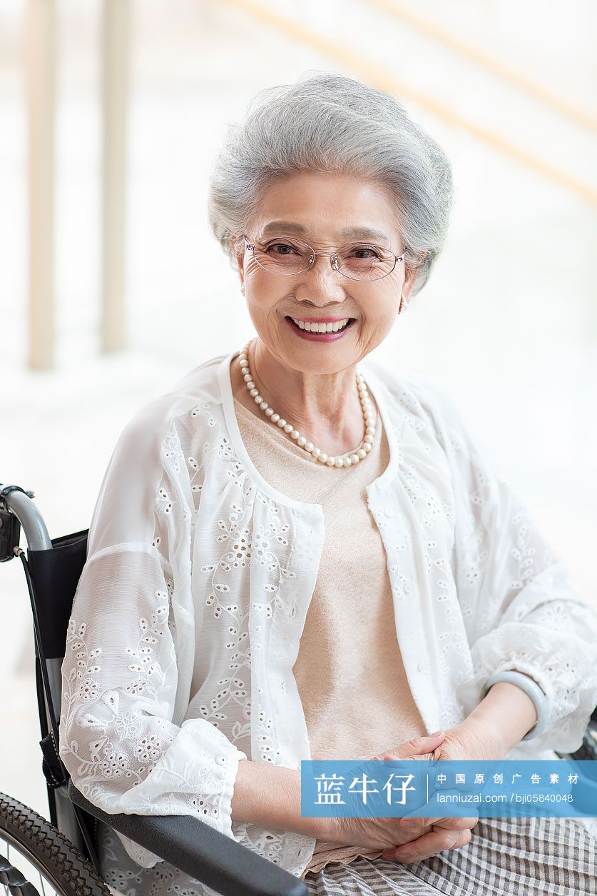 老年人在养老院