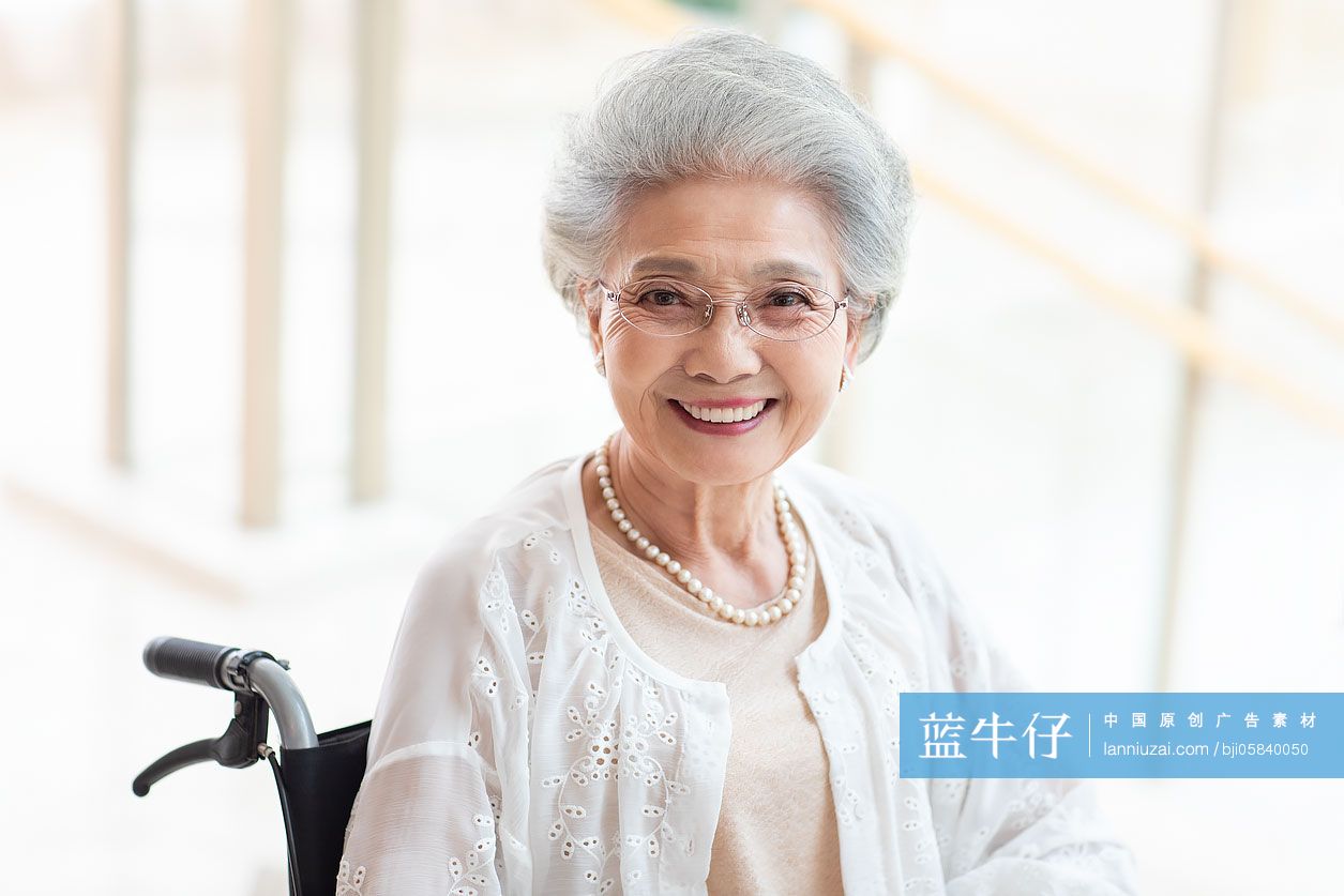 老年人在养老院