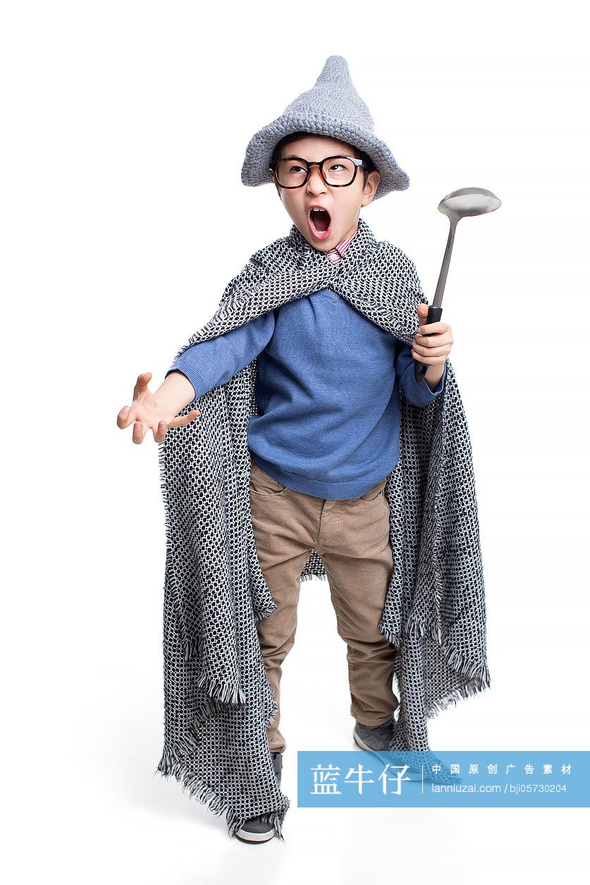 小男孩装扮成魔法师