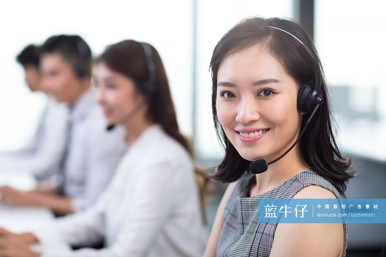 年轻的客服代表