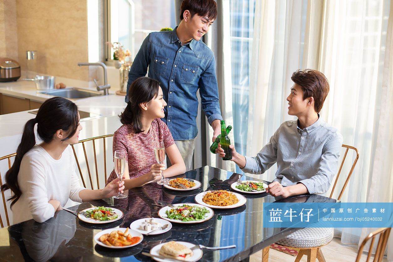 年轻朋友在家聚餐-蓝牛仔影像-中国原创广告影像素材