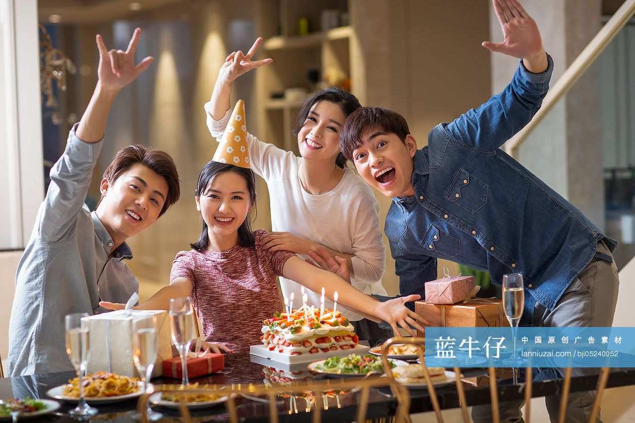 年轻朋友庆祝生日