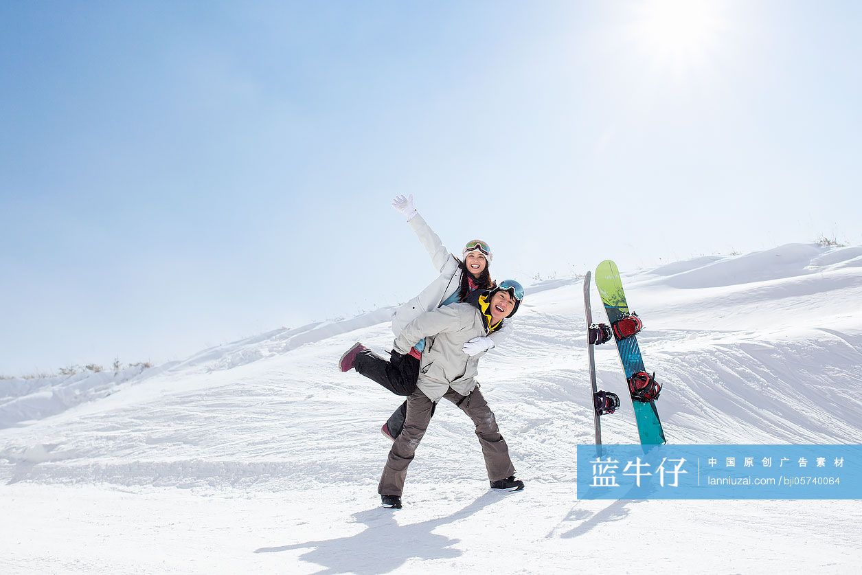 快乐的年轻情侣在滑雪场滑雪-蓝牛仔影像-中国原创广告影像素材