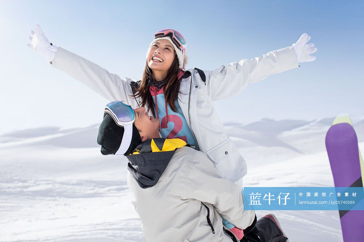 快乐的年轻情侣在滑雪场滑雪