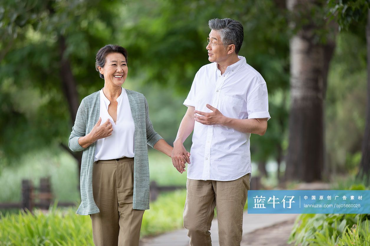 老年夫妇在公园牵手散步