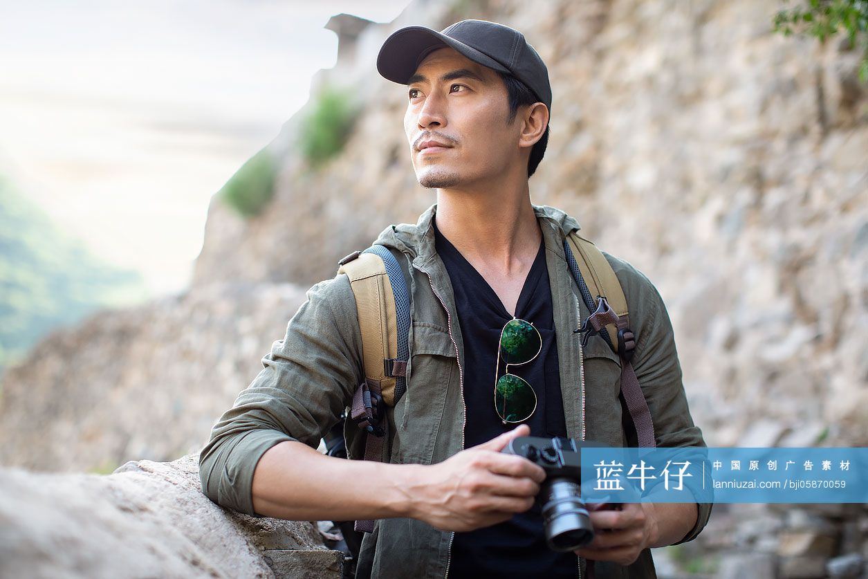 摄影师在村落里拍照