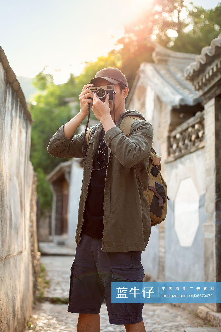 摄影师在村落里拍照