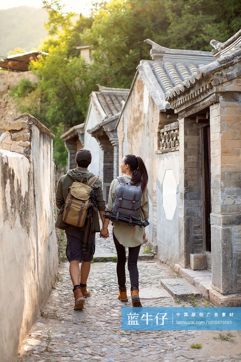 年轻情侣户外徒步旅行