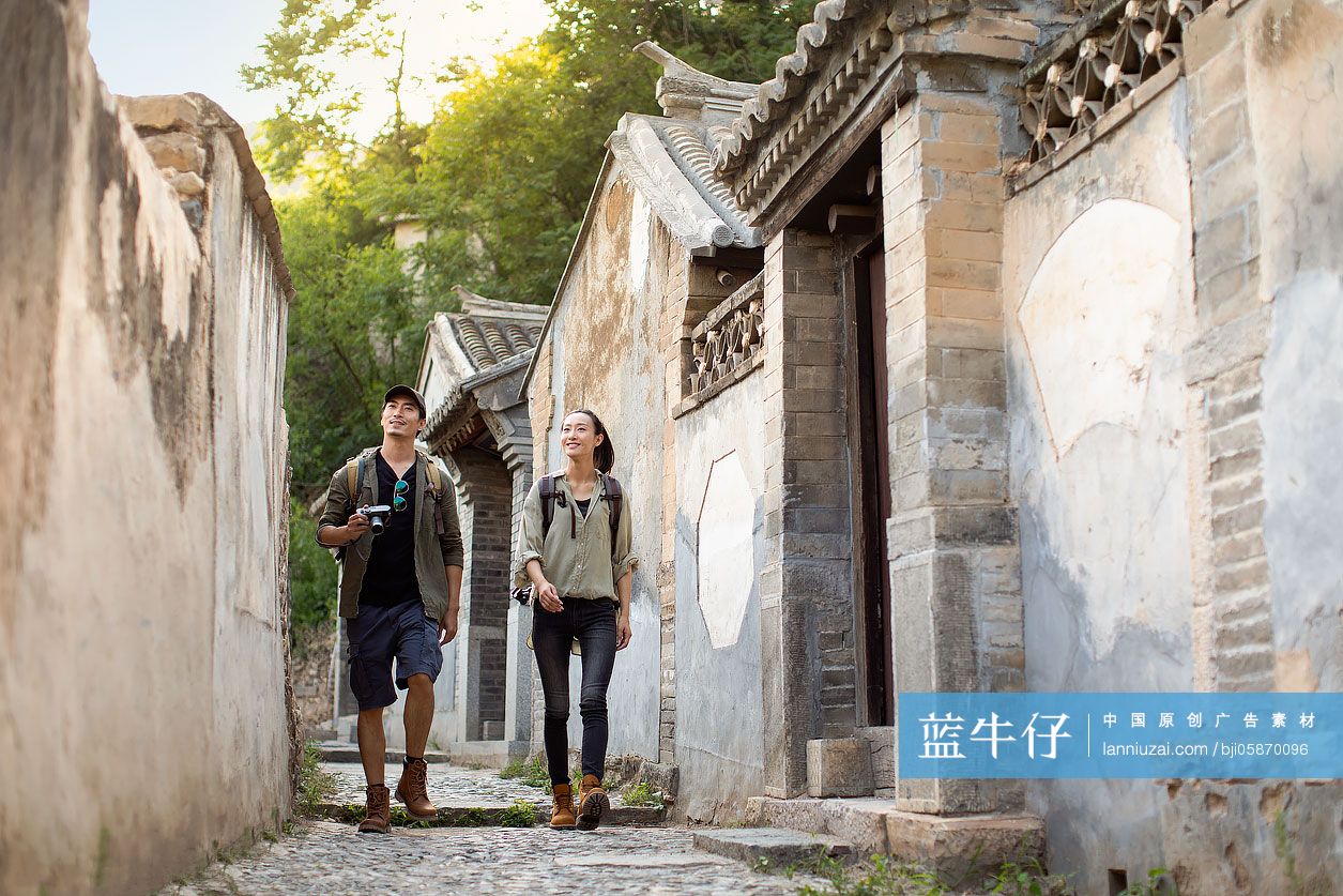 年轻情侣户外徒步旅行