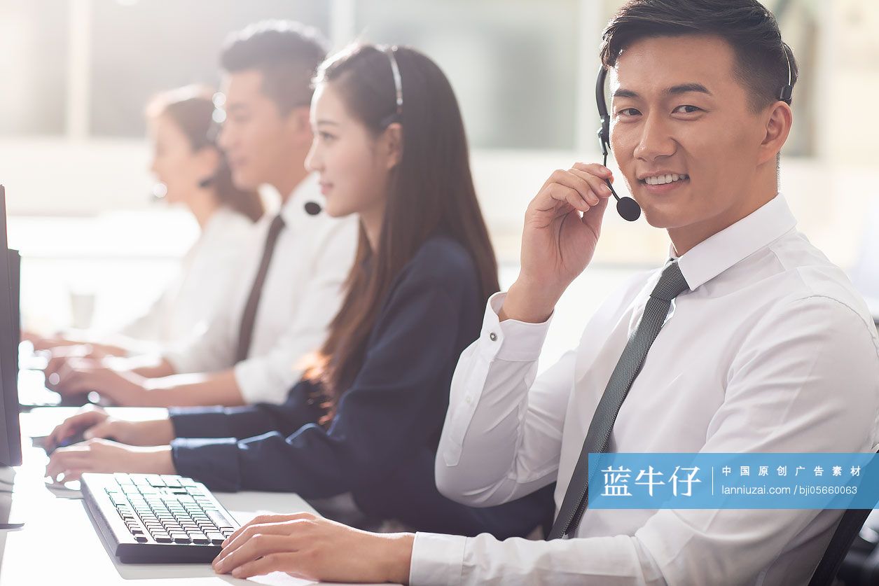 商务人士在办公室工作