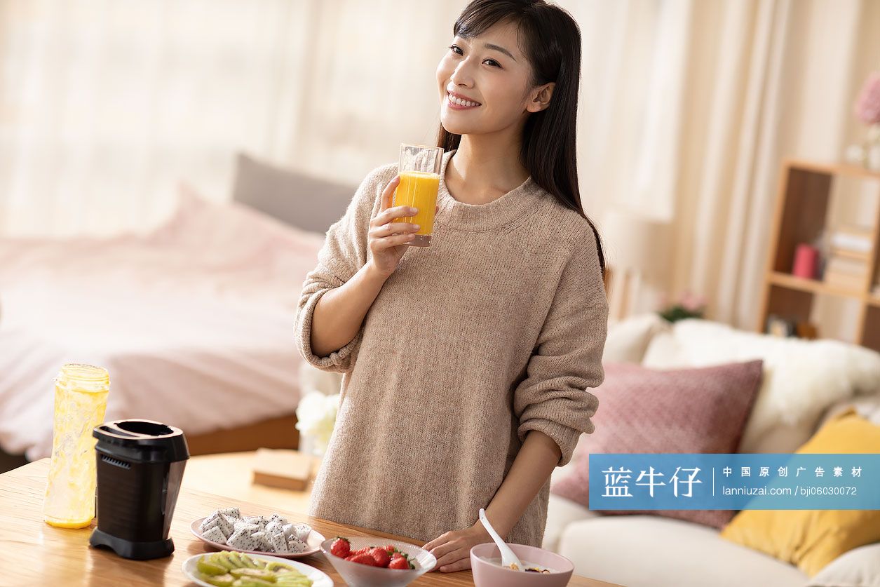 年轻女士在家榨果汁