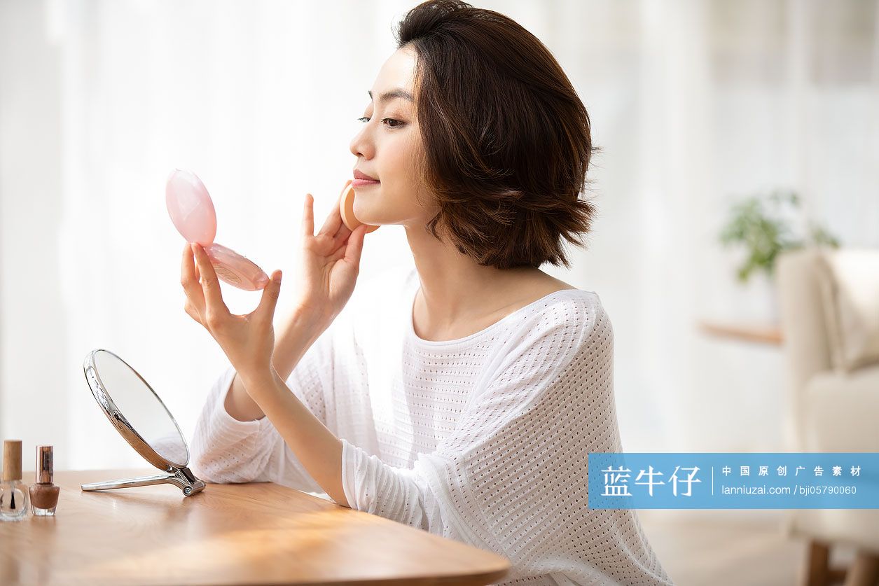 年轻女士在家化妆