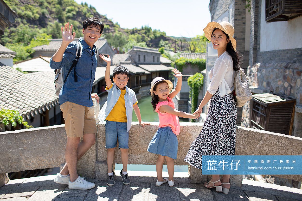 年轻家庭旅游度假