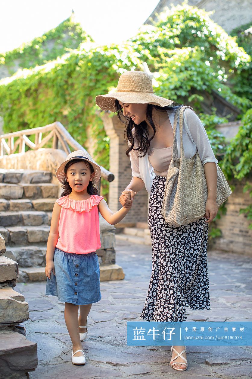 母女俩旅游度假
