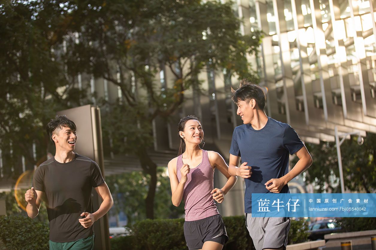 年轻人户外跑步