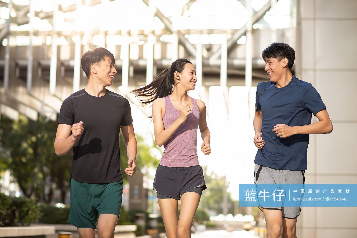 年轻人户外跑步