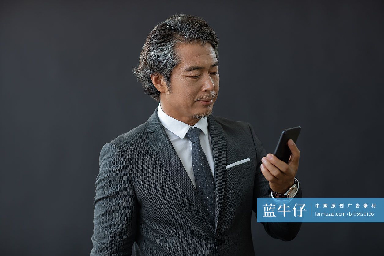 成功商务男士使用手机