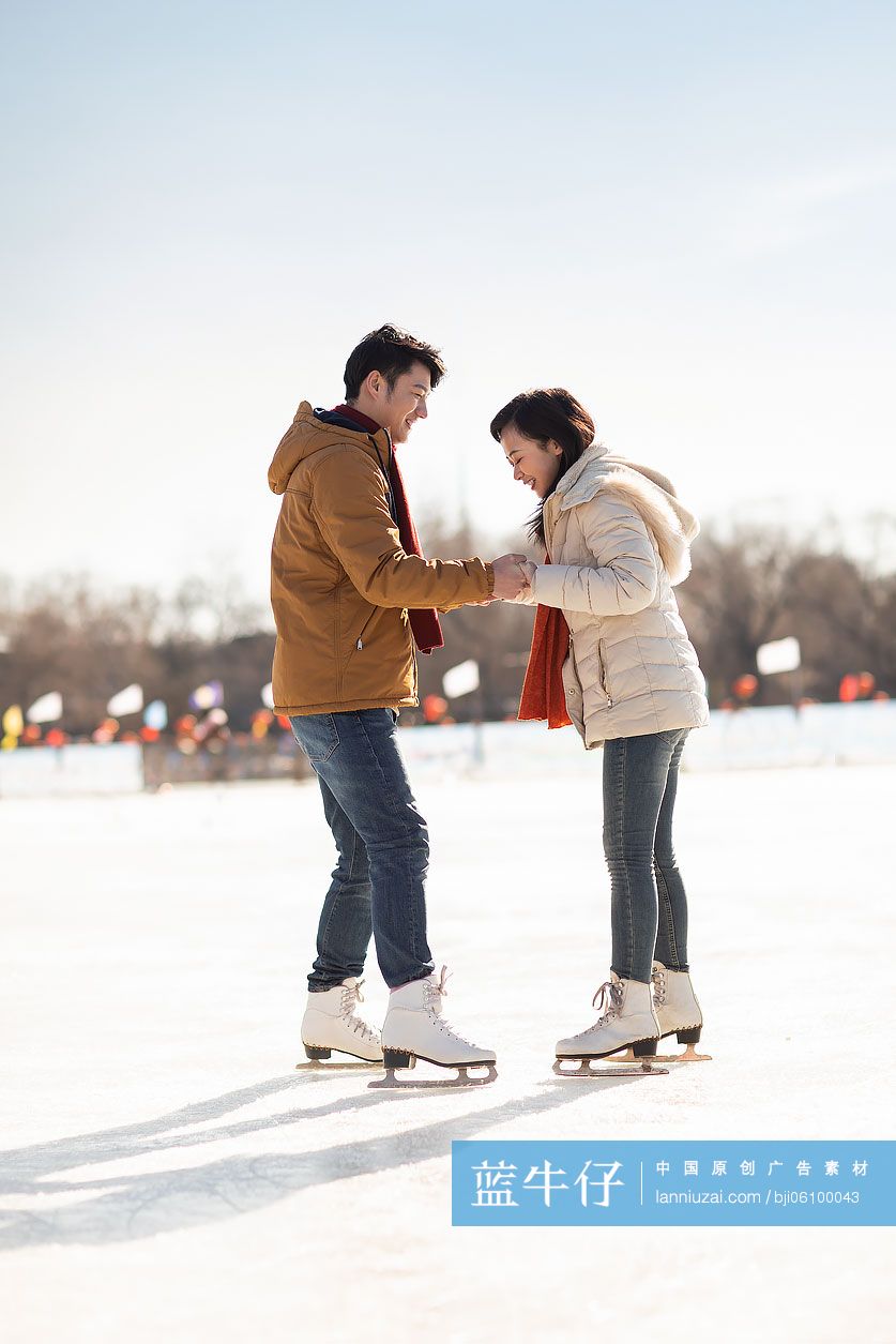 年轻情侣冬日滑冰