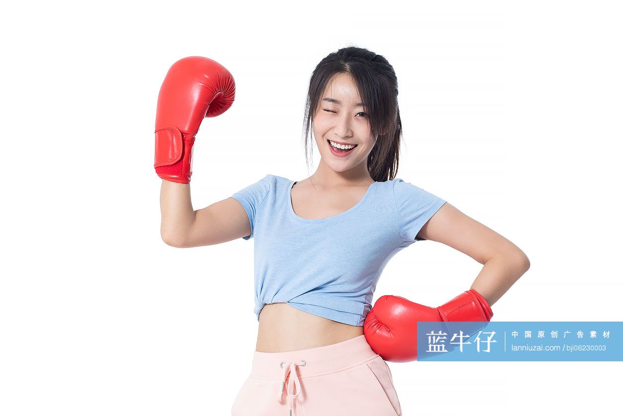 年轻女士练拳击