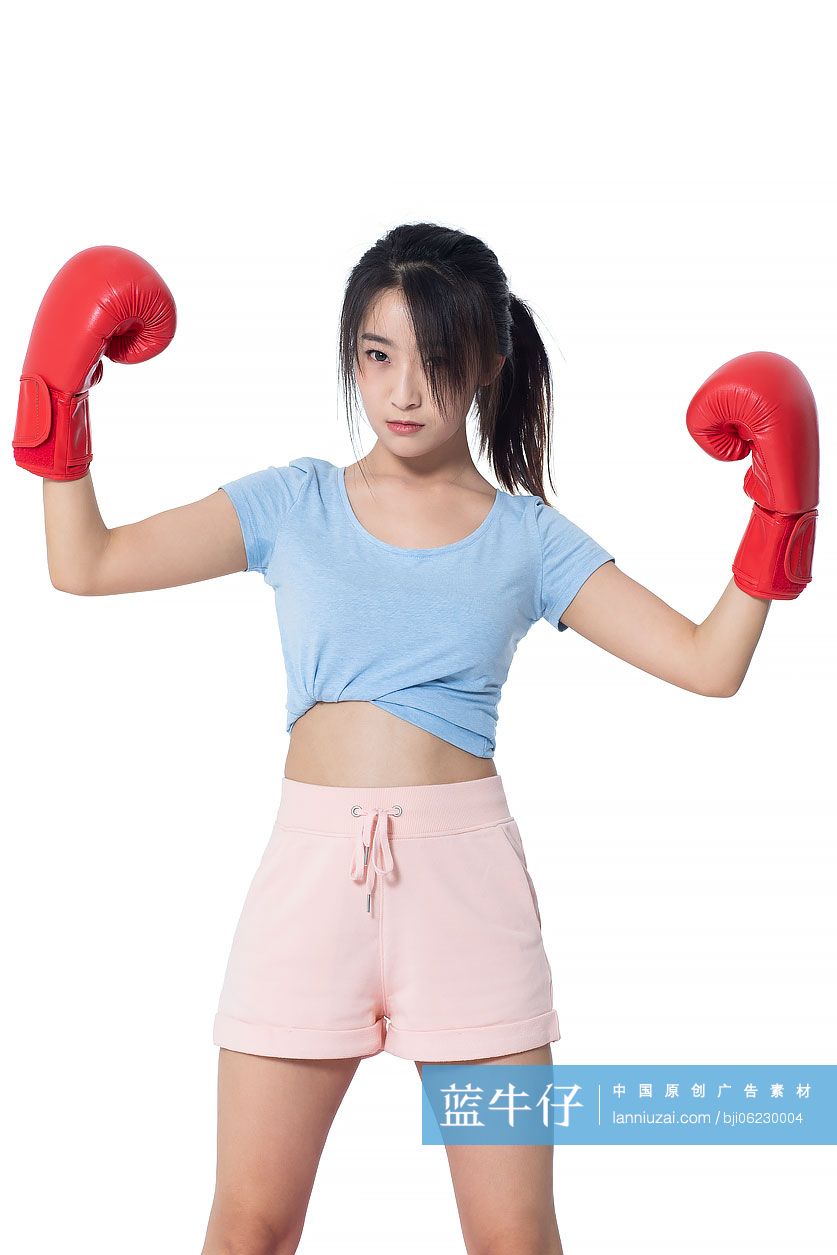 年轻女士练拳击