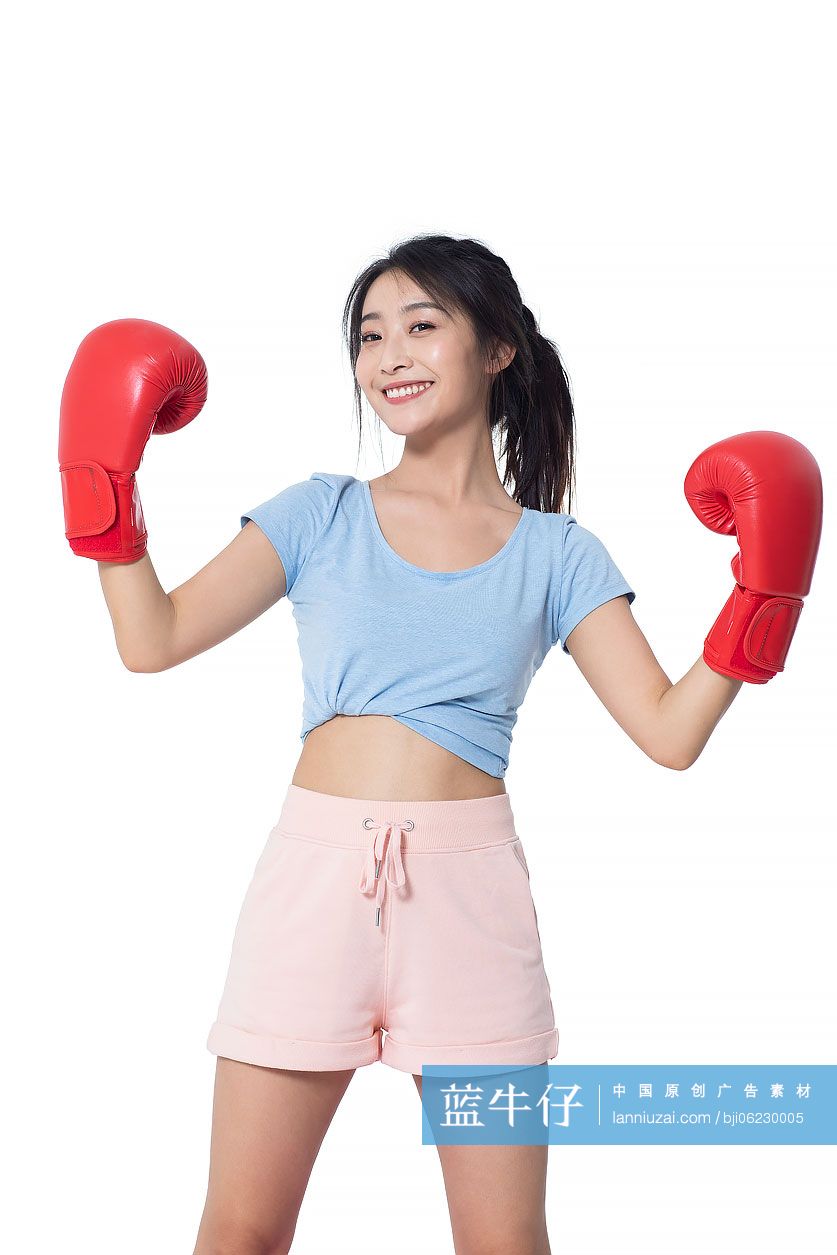 年轻女士练拳击