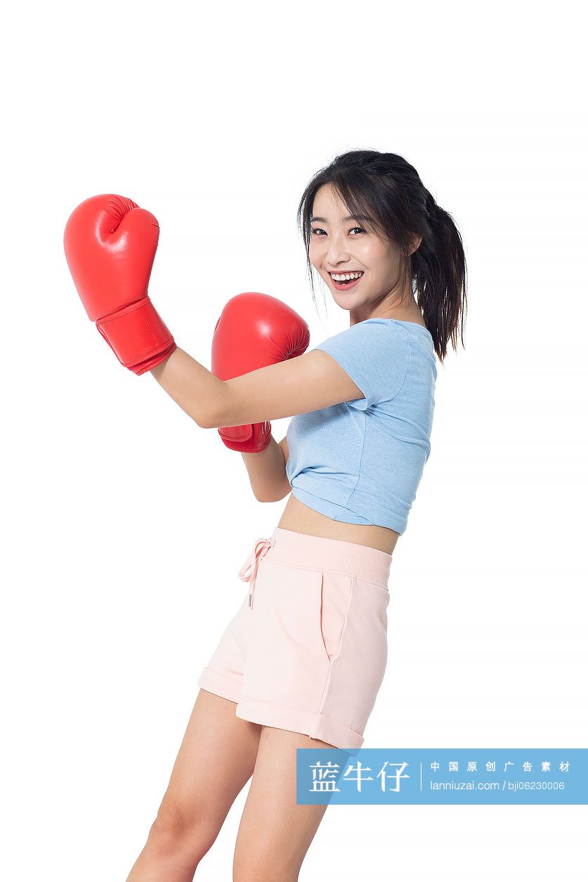 年轻女士练拳击