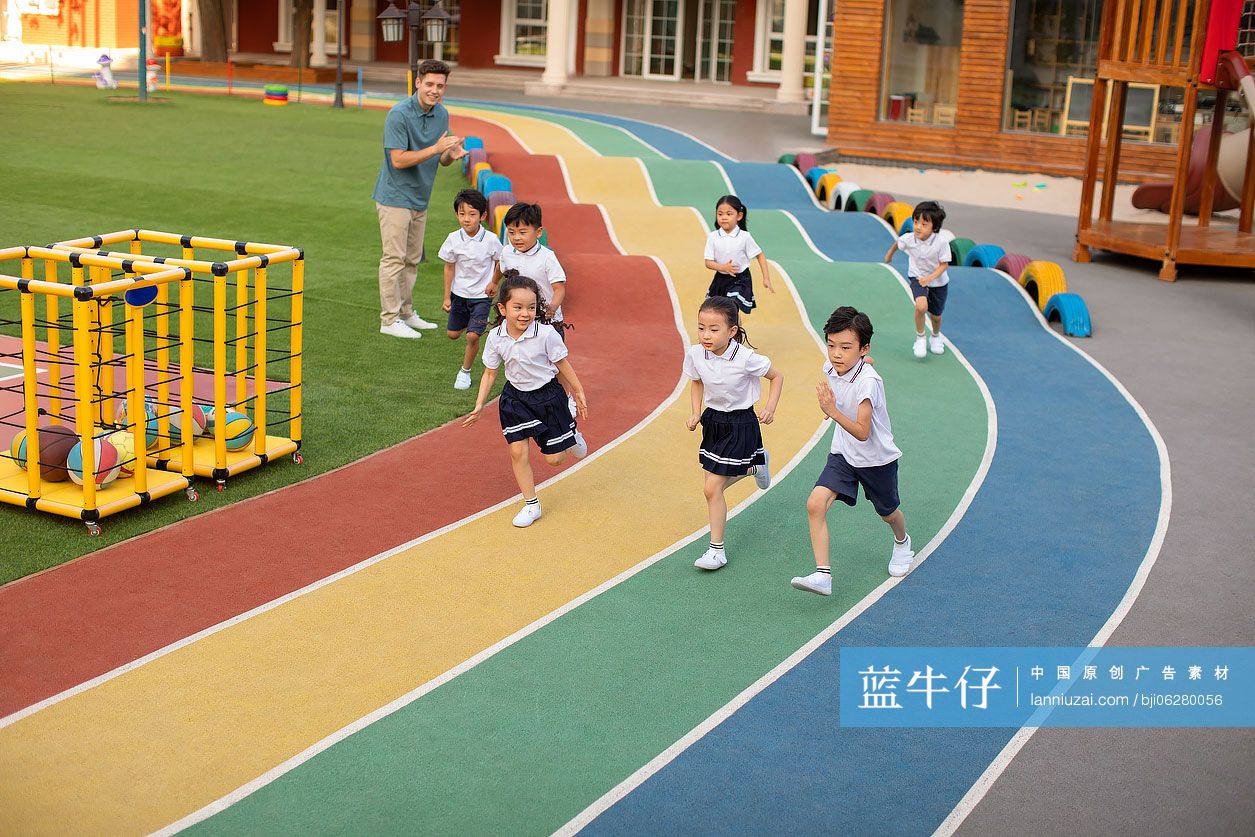 孩子们在跑道上奔跑