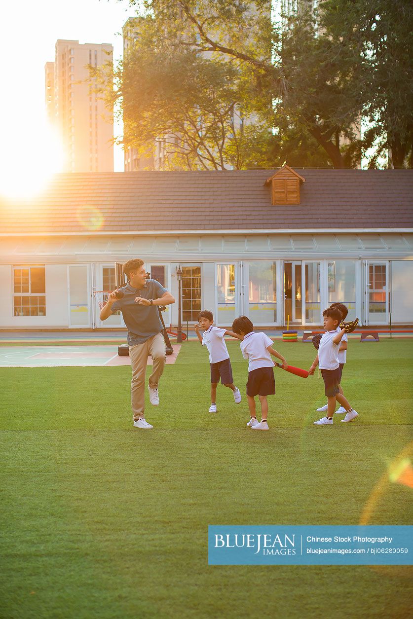 Foreign teacher teaching children basketball
