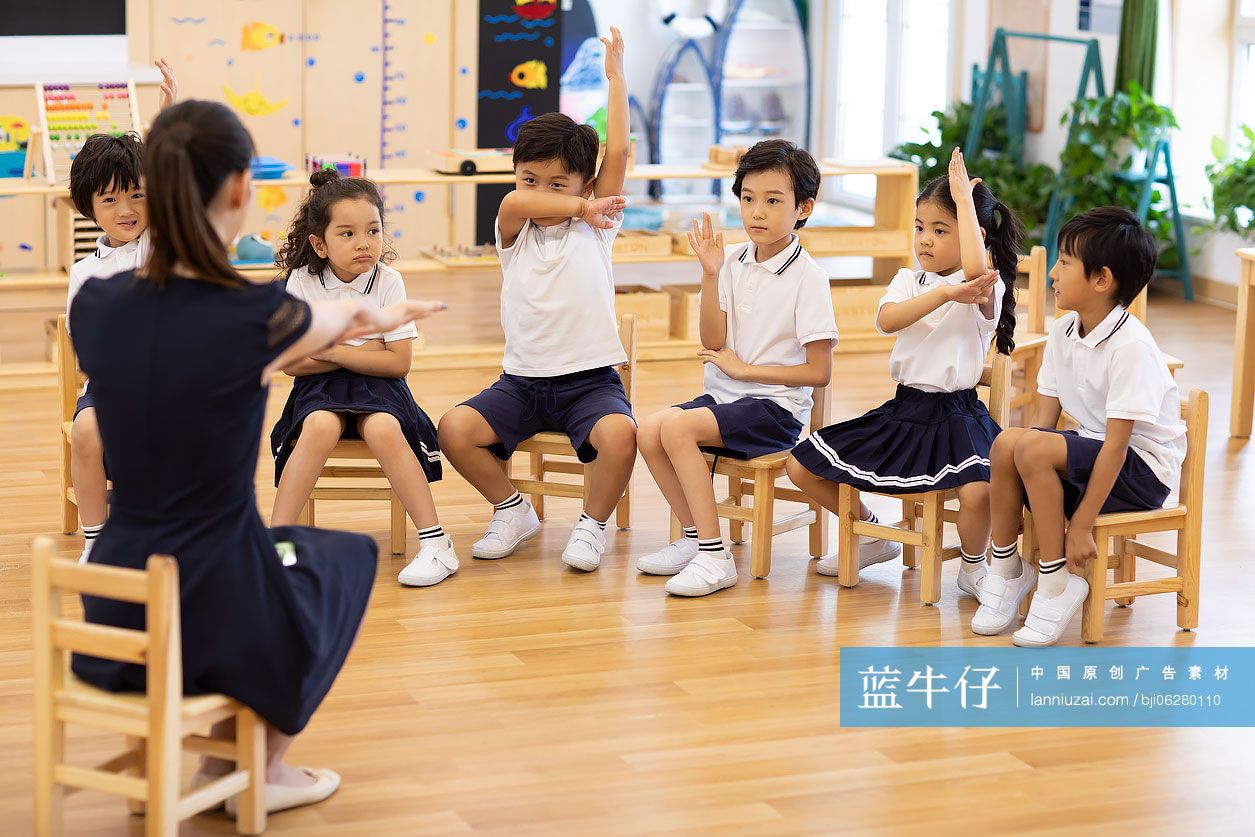 幼儿园老师给孩子上课