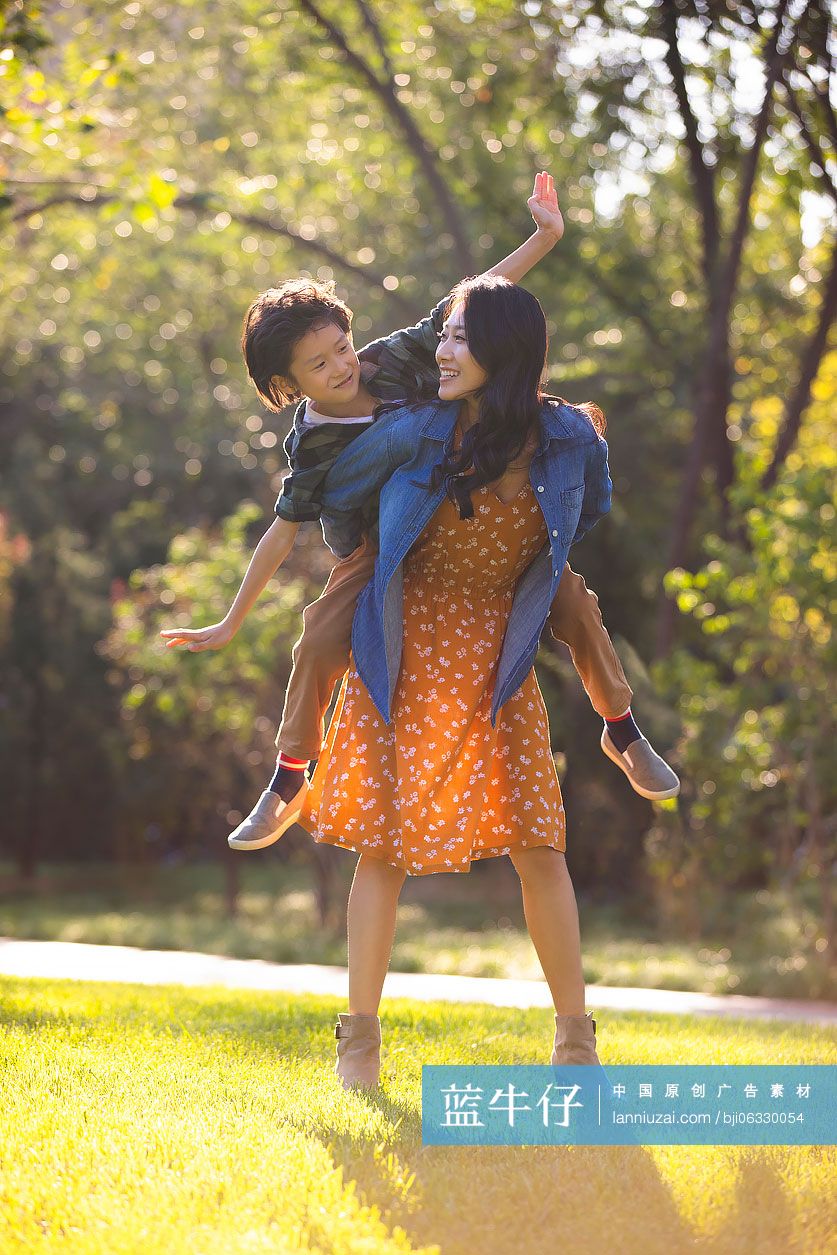 快乐母子俩在公园玩耍