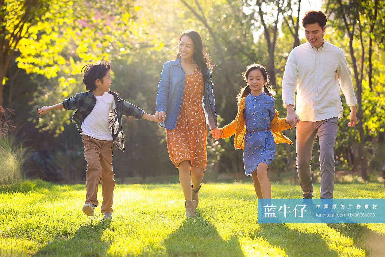 快乐的年轻家庭在公园共享美好时光