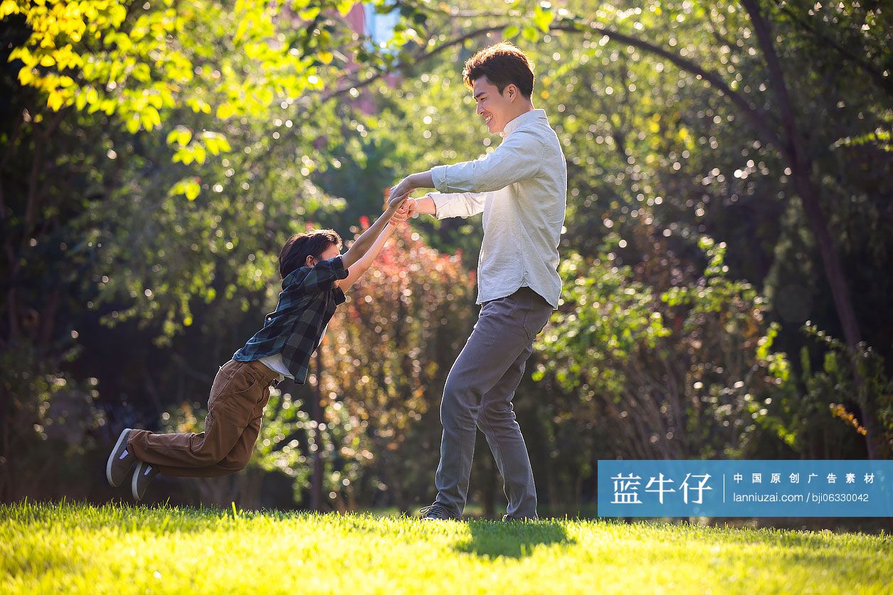 快乐父子俩在公园玩耍
