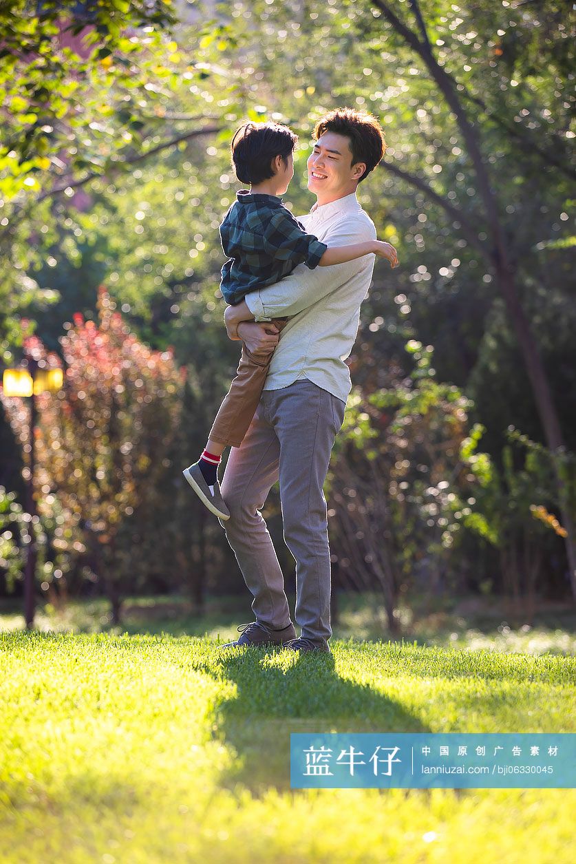 快乐父子俩在公园共享美好时光