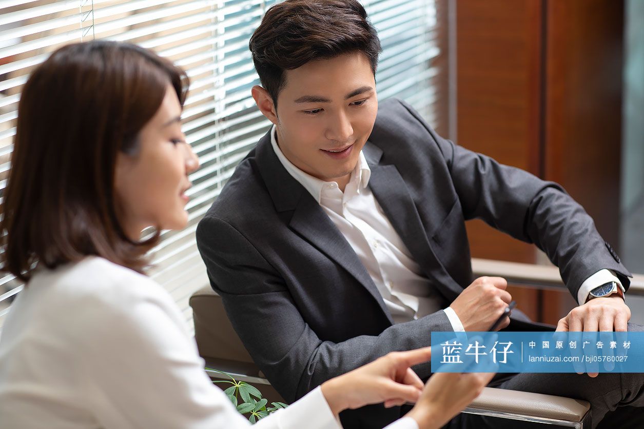 商务人士在办公室使用手机