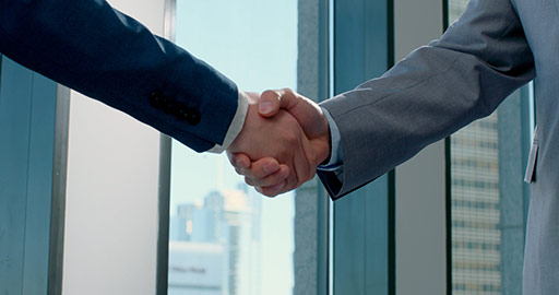 Young Chinese businessmen shaking hands,4K