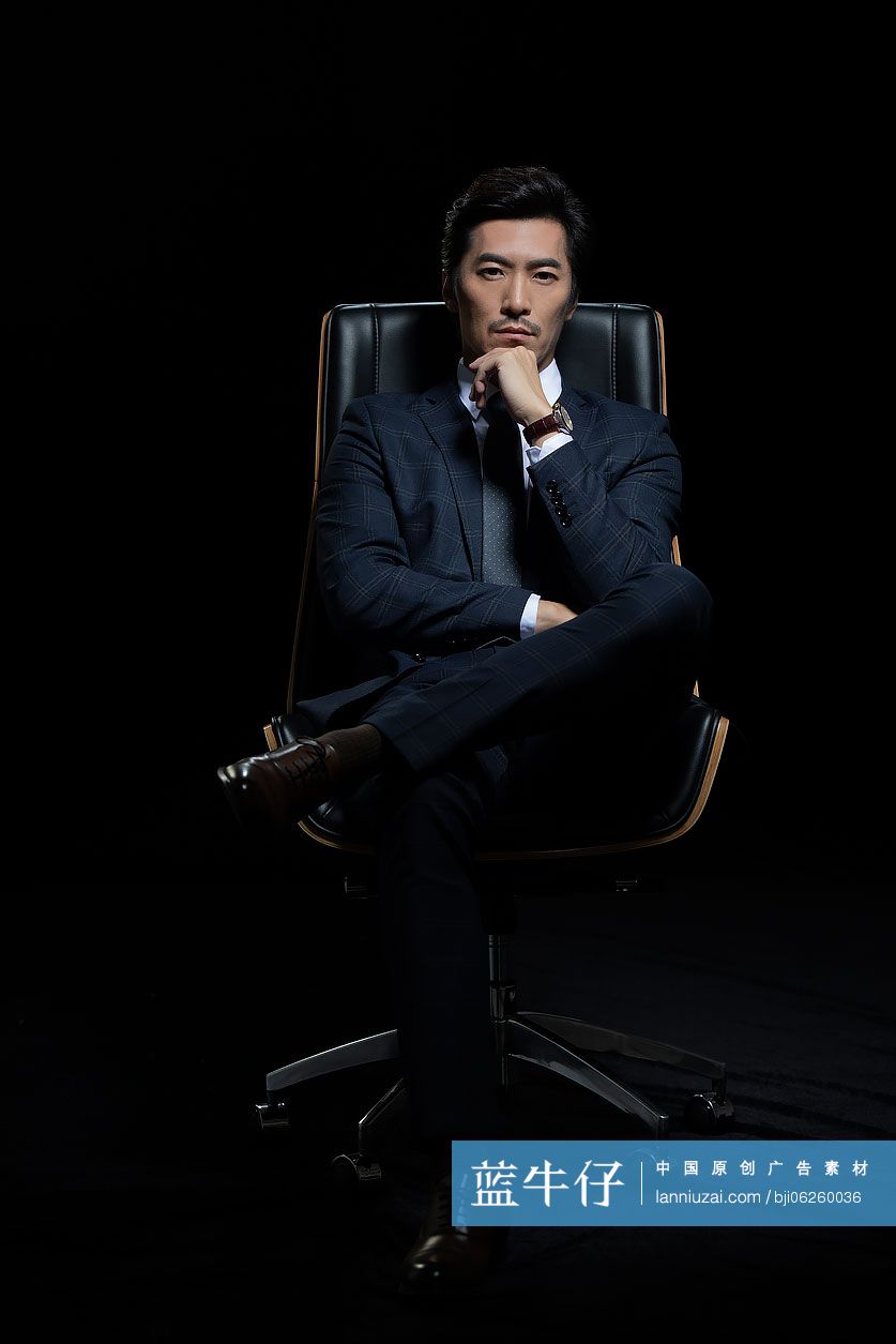 成功的商务男士沉思