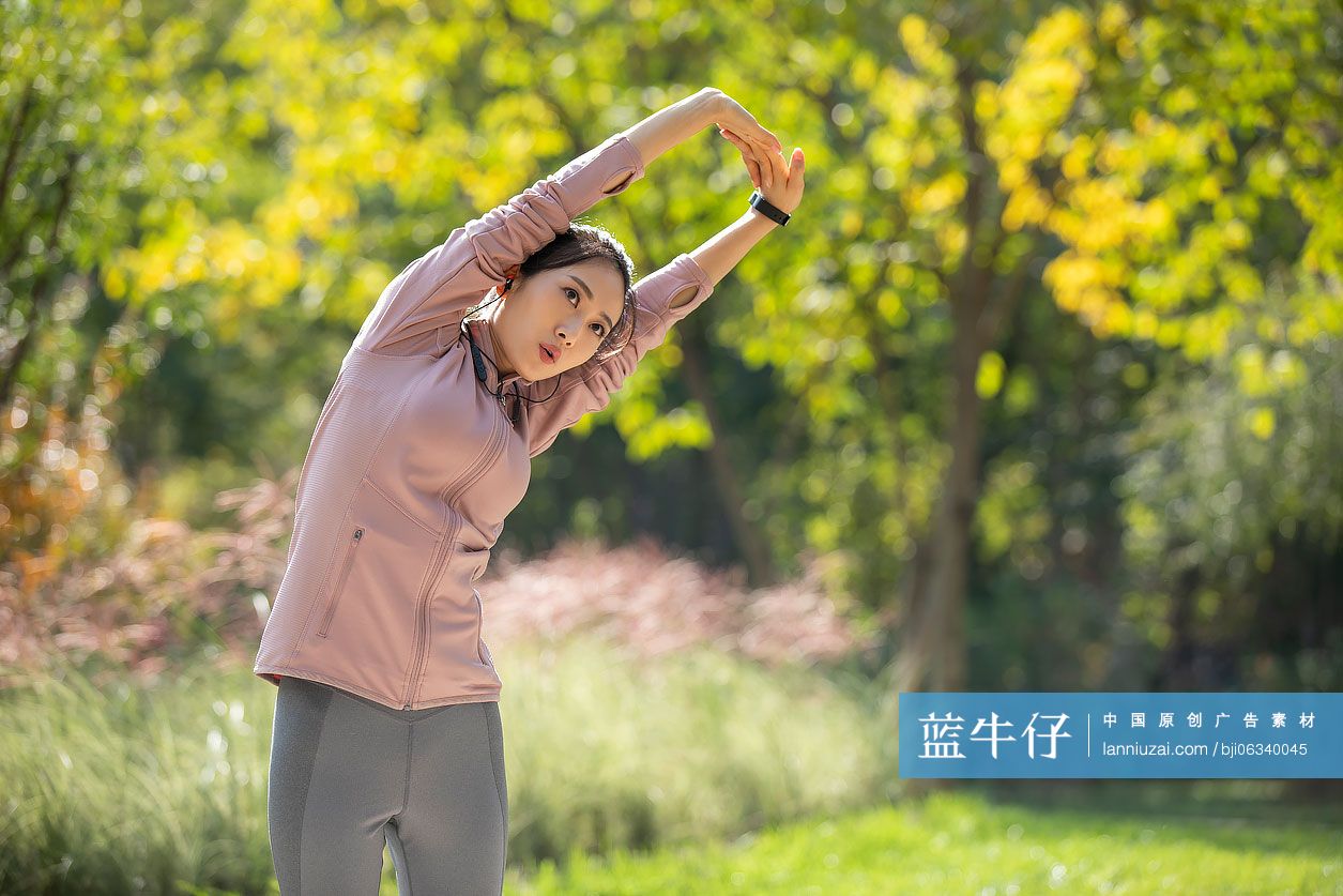 年轻女士在公园健身
