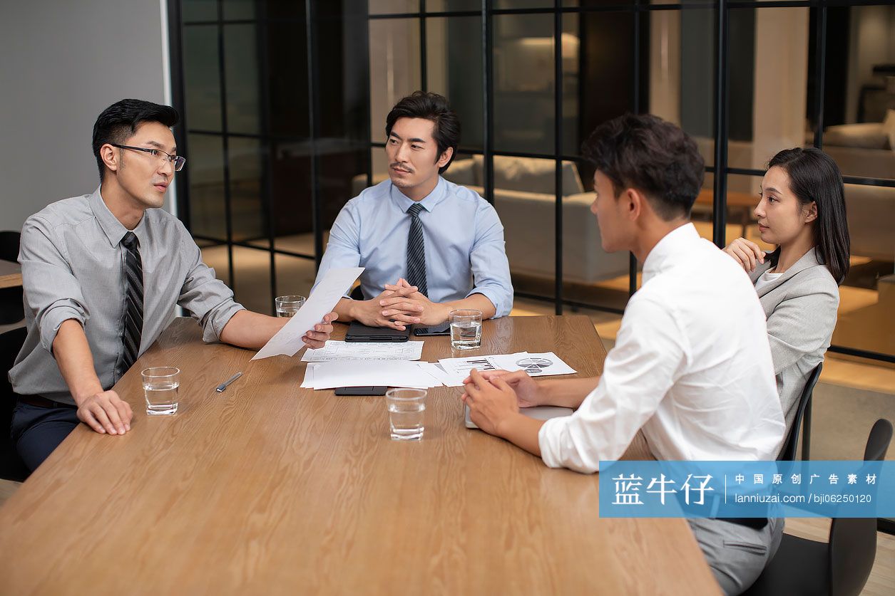商务人士在会议室开会