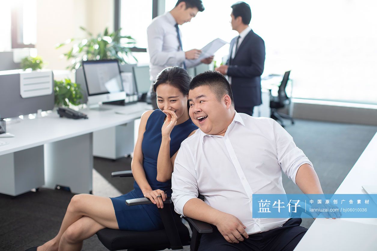 商务人士在办公室聊八卦