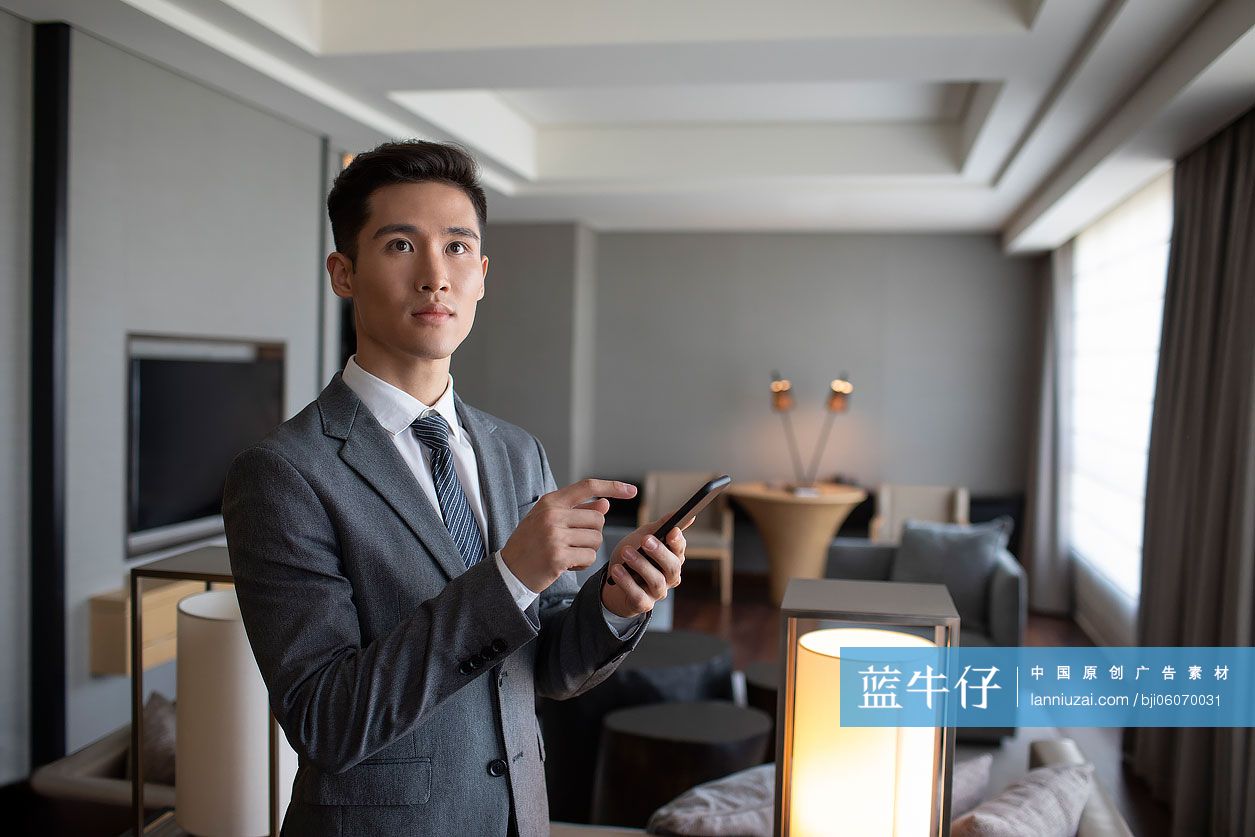 年轻商务男士和智能家居-蓝牛仔影像-中国原创广告影像素材
