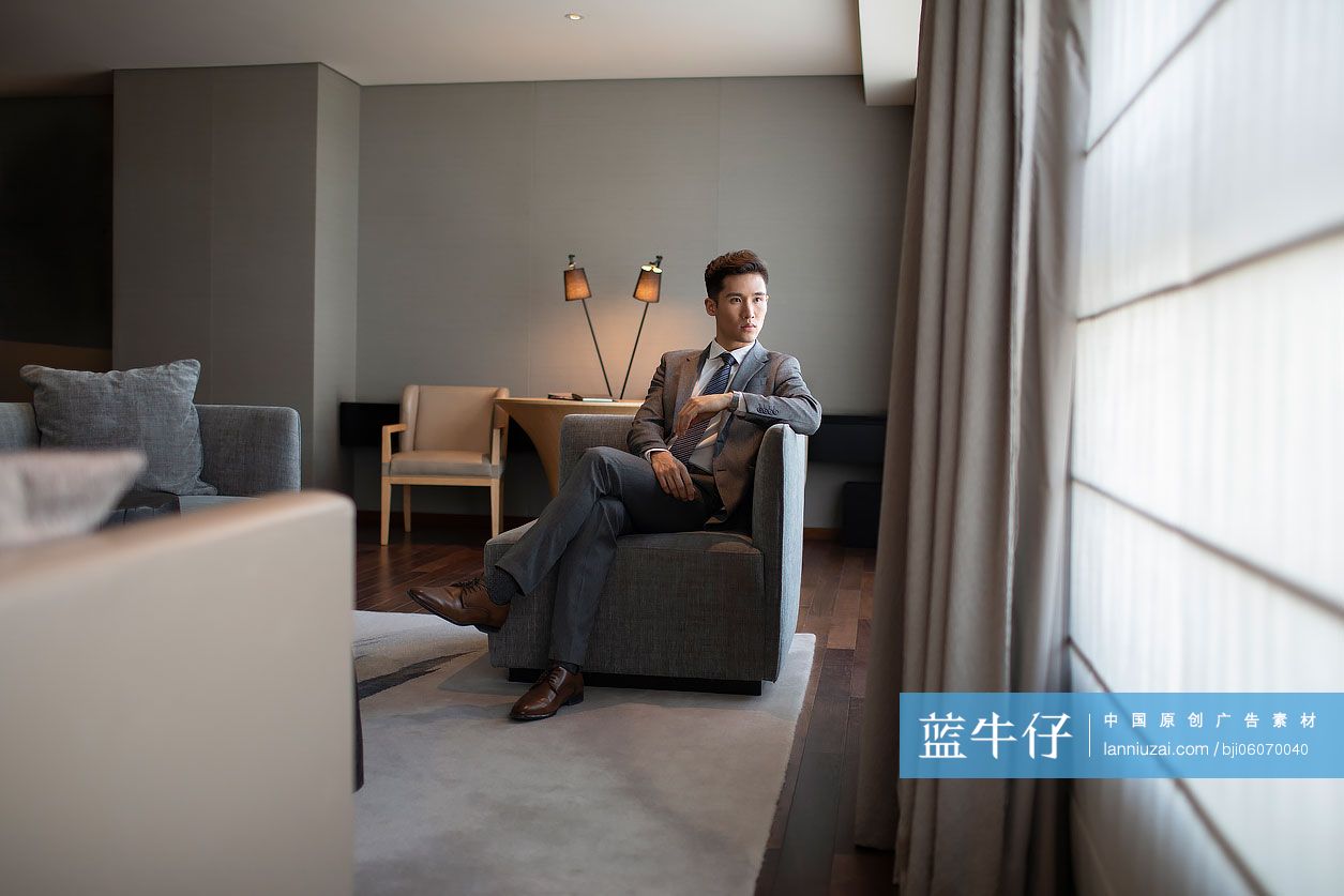 年轻商务男士在酒店房间里-蓝牛仔影像-中国原创广告影像素材