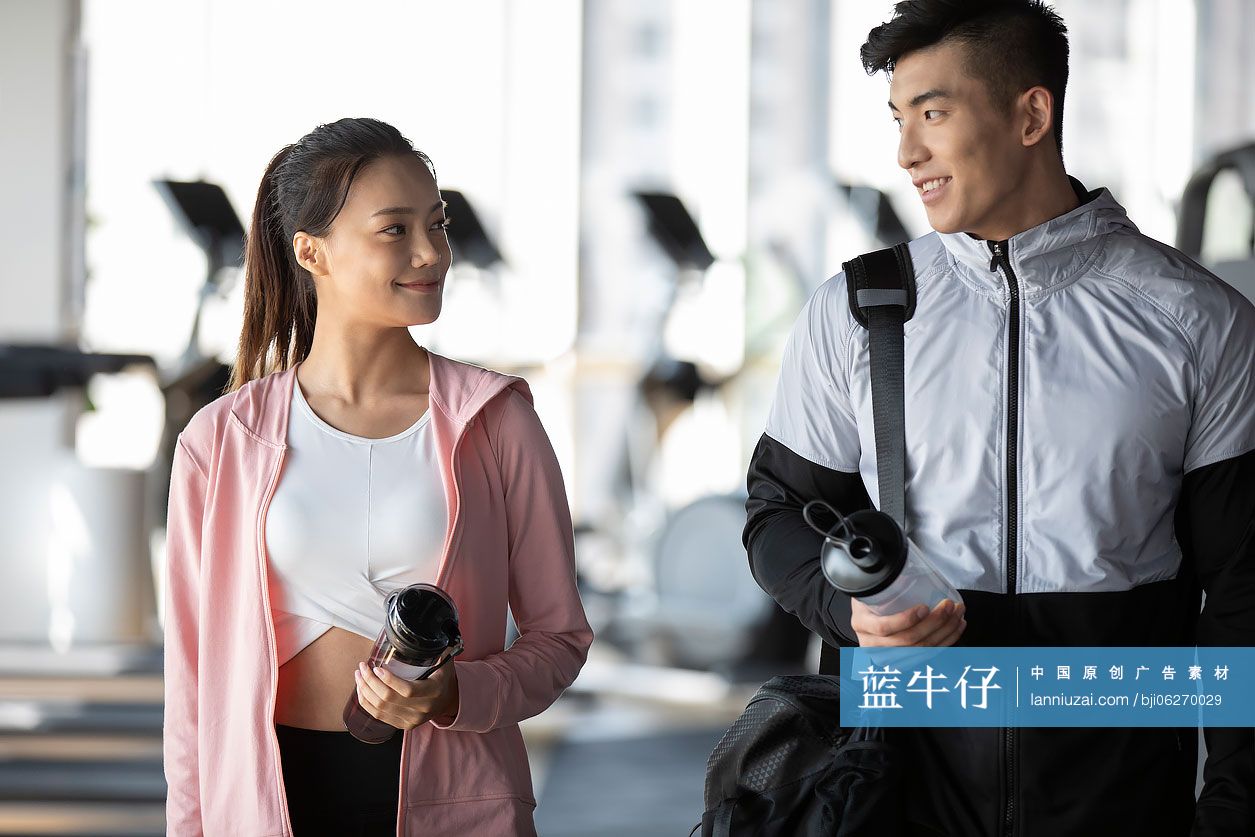 年轻情侣在健身房健身-蓝牛仔影像-中国原创广告影像素材