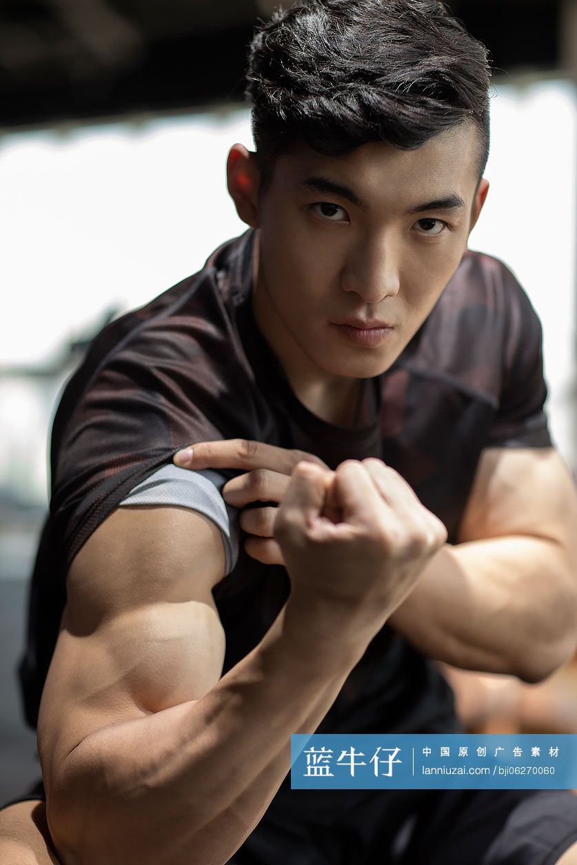 年轻男士在健身房健身