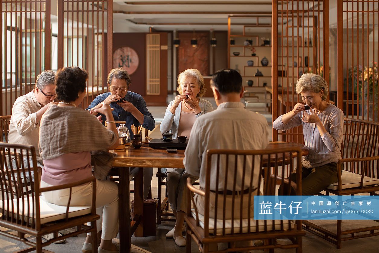 老人们聚在茶馆喝茶聊天