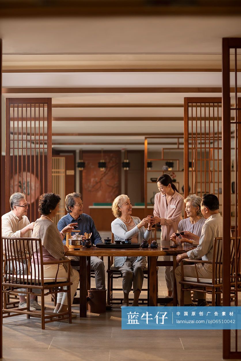 老人们聚在一起喝茶聊天