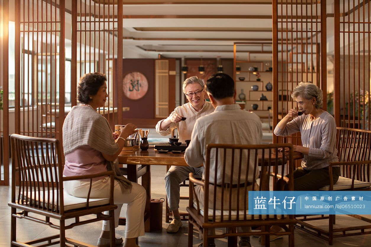 老人们聚在茶馆喝茶聊天