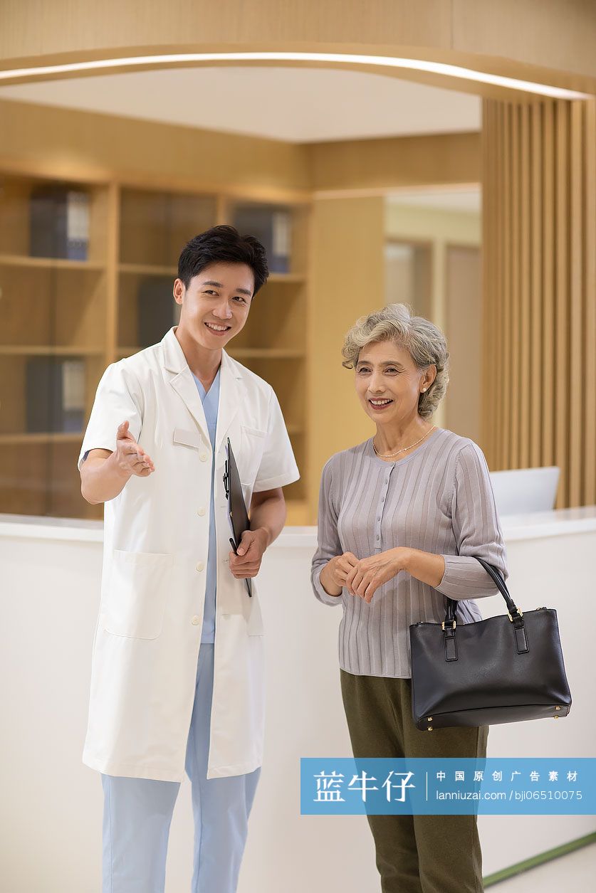 医生与患者在走廊里交谈