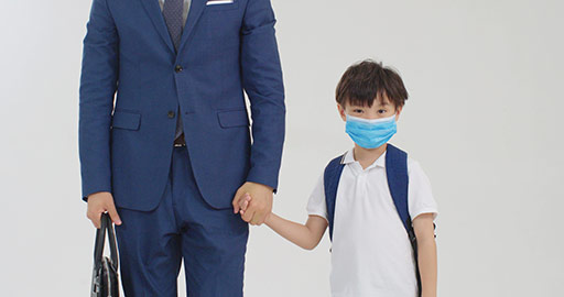 Young Chinese father and son wearing surgical masks,4K